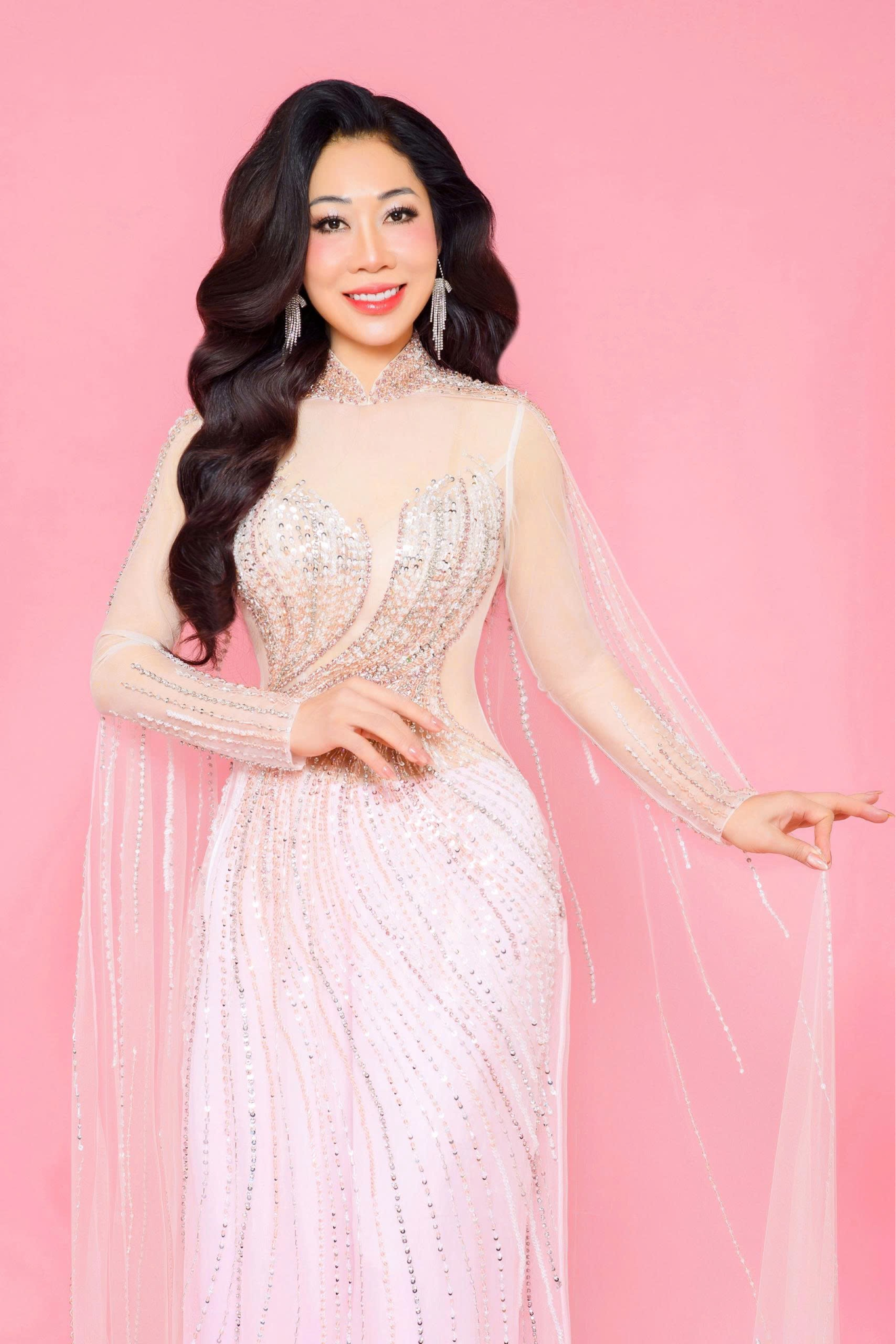 Hoa hậu Thu Hà lan toả nét đẹp dịu dàng của người phụ nữ Việt Nam