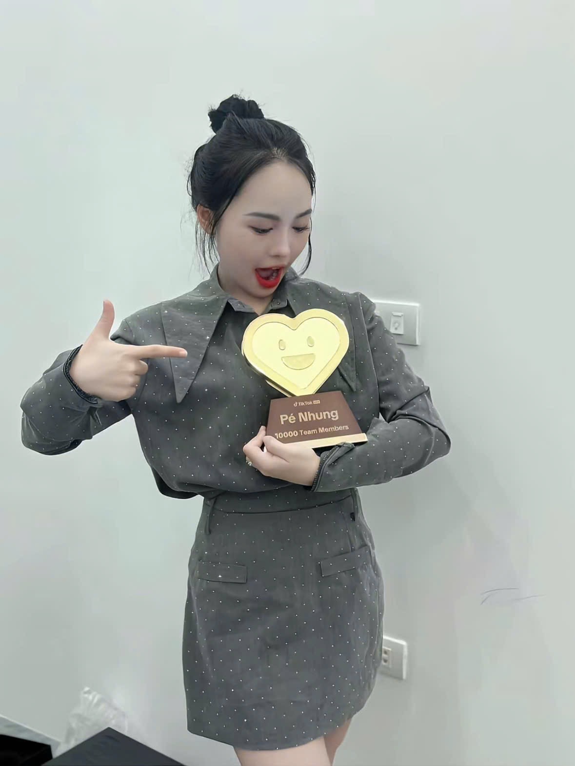 Pé Nhung nhận cúp 10K Team Members TikTok Live 2024