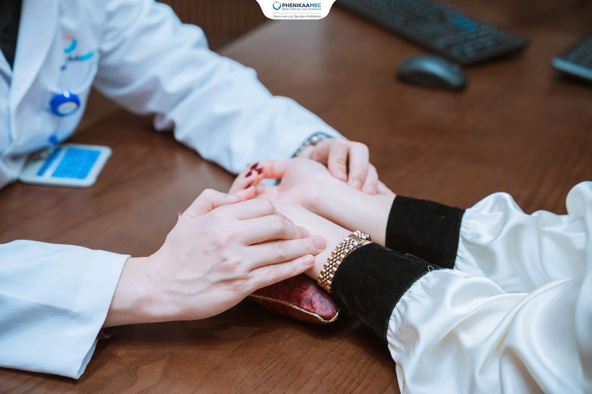 TS. BS Nguyễn Trường Nam thực hiện bắt mạch và khám tứ chẩn: Vọng - Văn - Vấn - Thiết để xác định cơ địa sinh sản, trạng thái khí huyết, tạng phủ, thể trạng, tâm lý và các yếu tố ảnh hưởng đến khả năng sinh sản của chị K.L