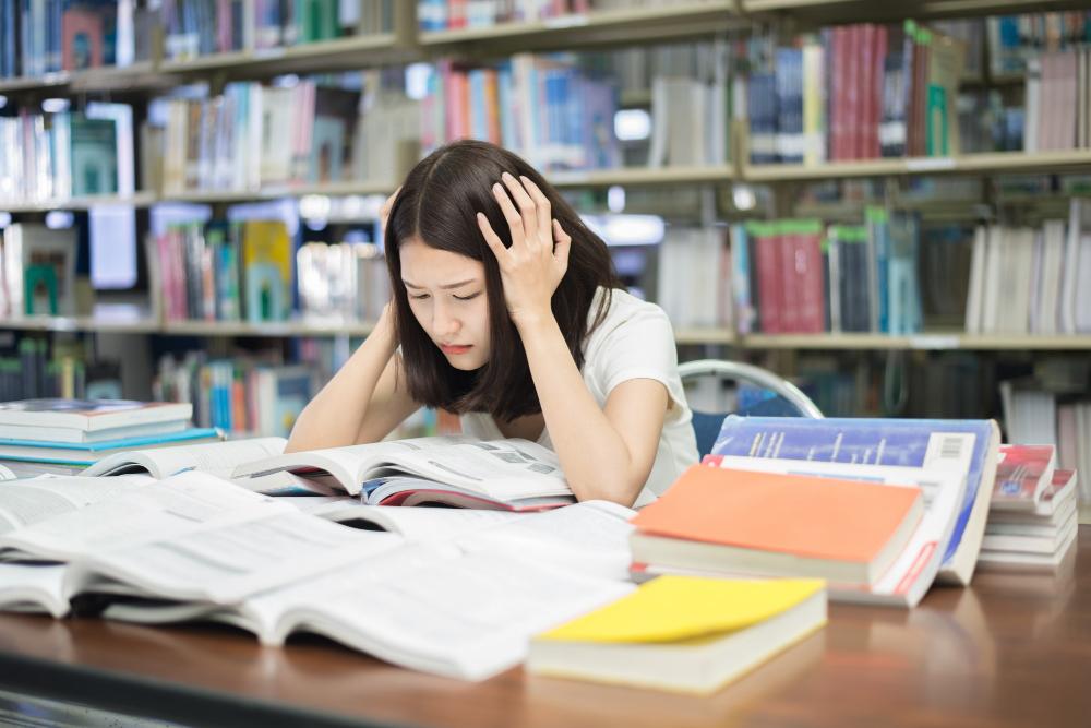 Áp lực thành tích là lý do tiềm ẩn dẫn tới con đường trầm cảm - Ảnh: Freepik