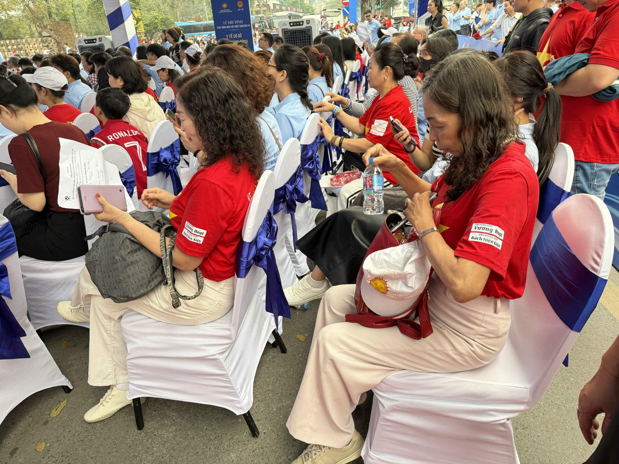 Hình ảnh người dân xếp hàng để thăm khám, tư vấn miễn phí