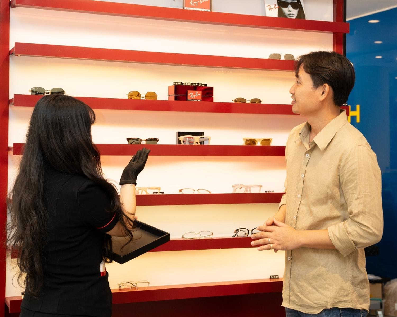 Khách hàng khi bước vào không gian của Kính Hải Triều có thể dễ dàng tìm thấy những cái tên biểu tượng