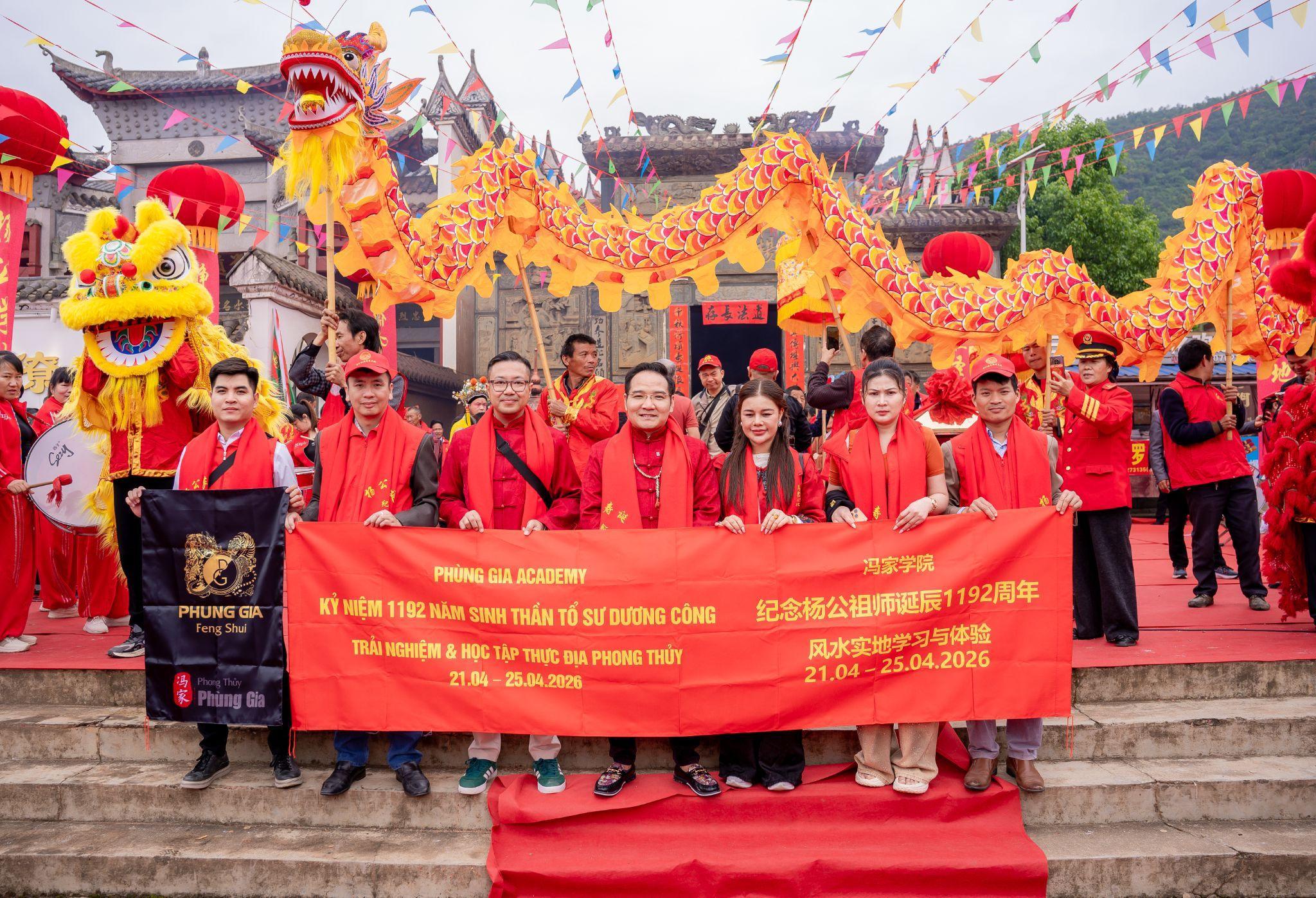 Đoàn Việt Nam tại Đại lễ do Master Phùng Phương dẫn đầu