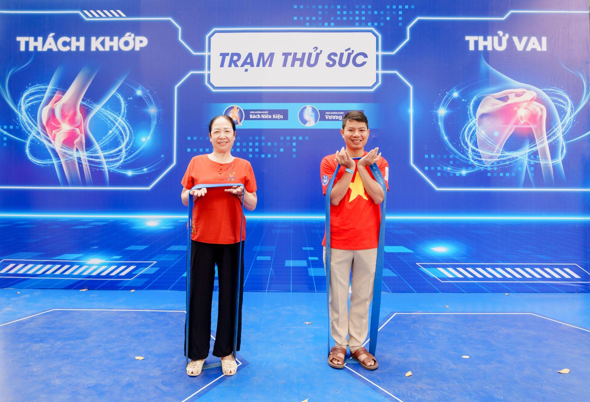 Hình ảnh người dân trải nghiệm tại trạm Trạm Thử thách sức khỏe xương khớp