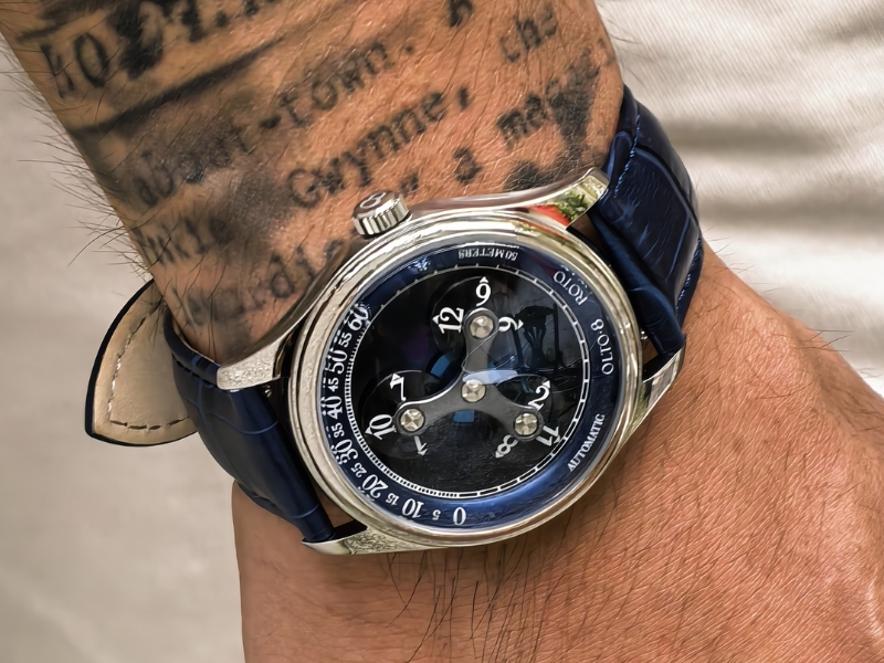 Đồng hồ OLTO-8 ROTO với cơ chế wandering hour hiển thị giờ bằng đĩa xoay độc đáo