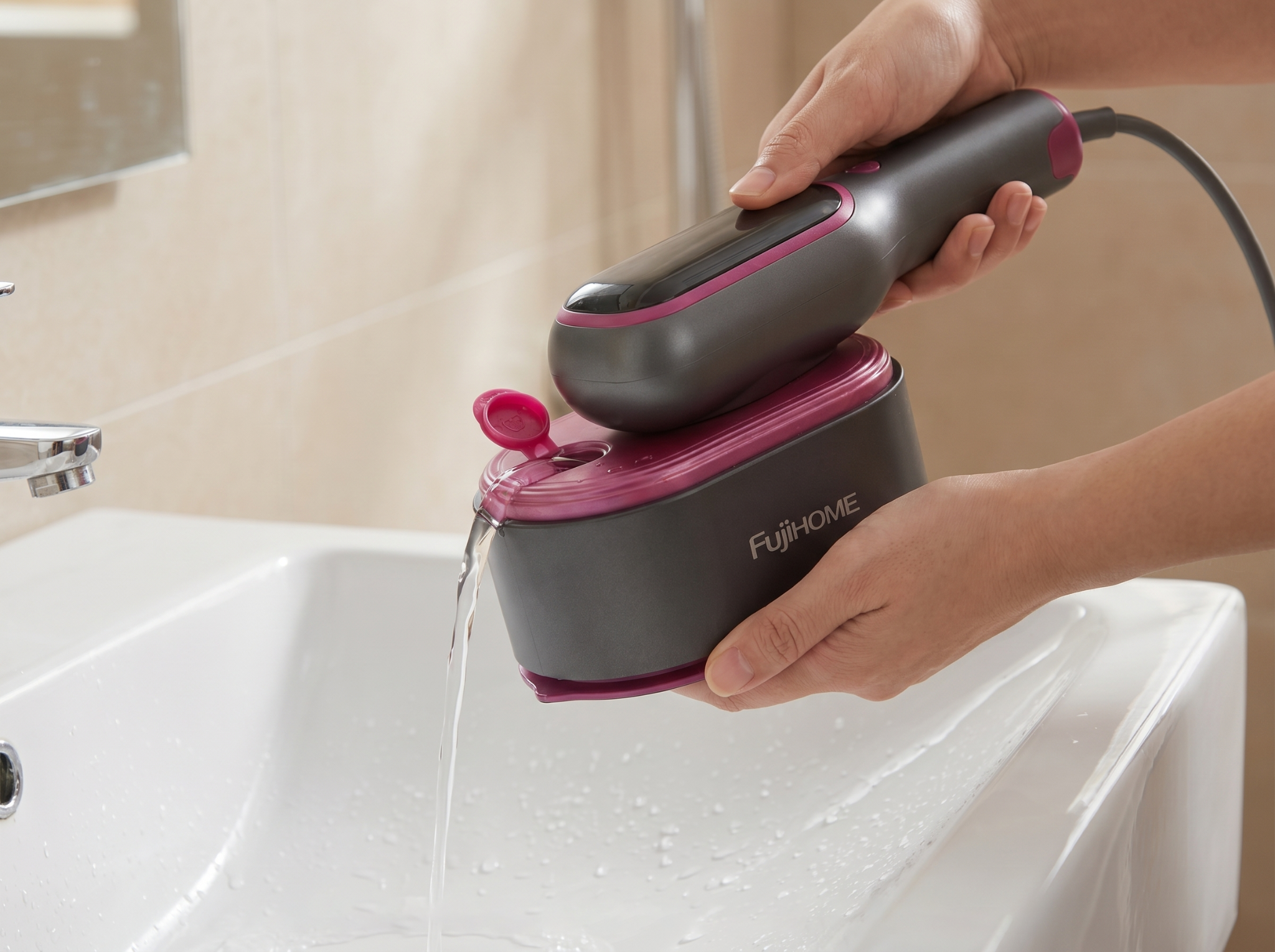 Đừng quên trút sạch nước trong bình chứa trước khi ký gửi hành lý. Ảnh minh họa từ FujiHOME.