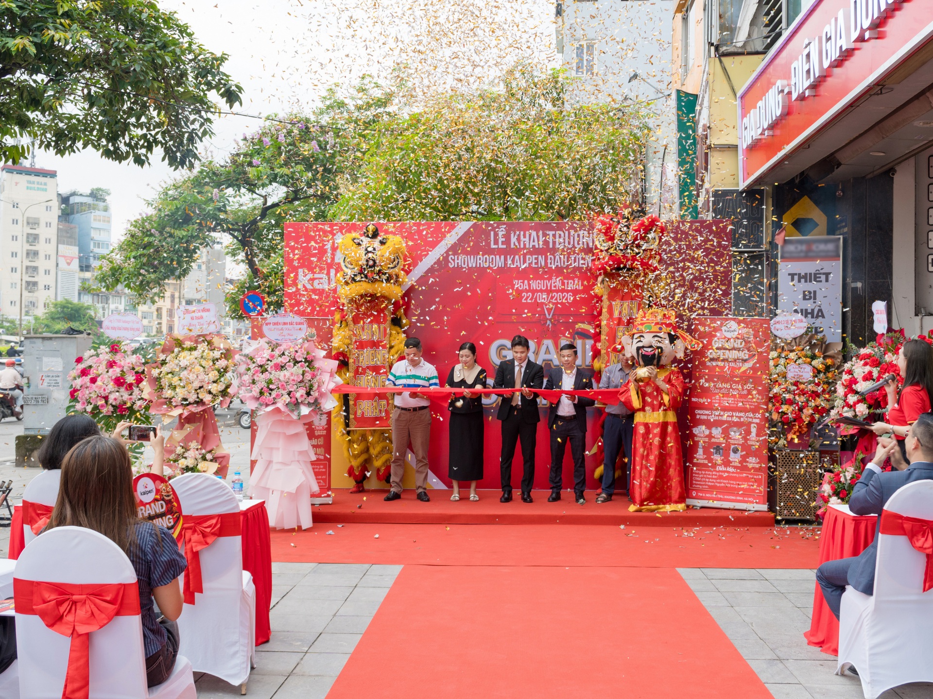 Đại biểu cắt băng khai trương. Ảnh: Kalpen