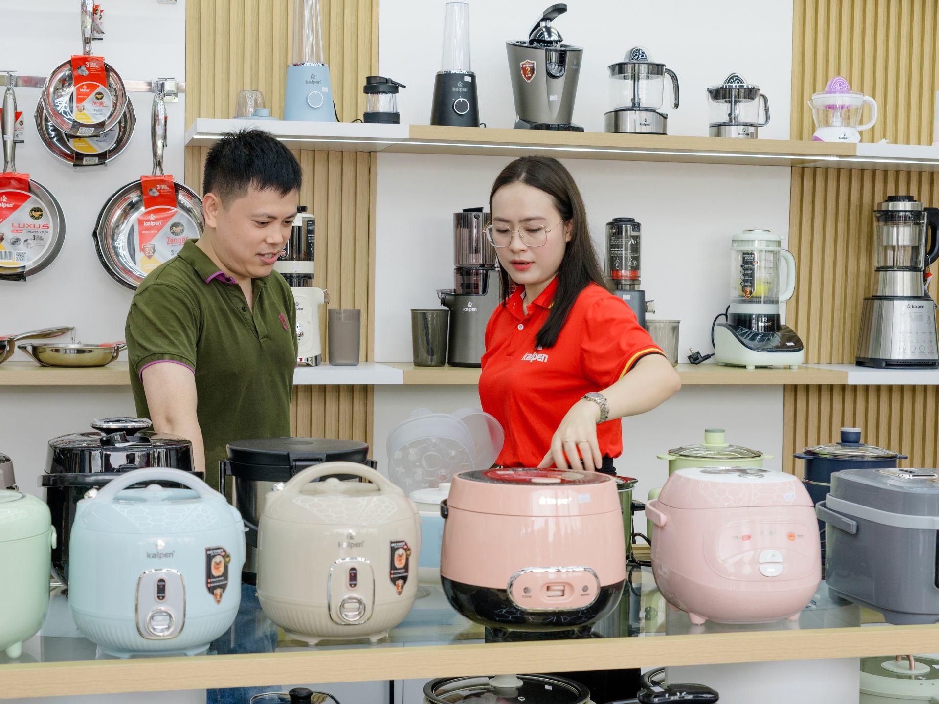 Khách hàng trải nghiệm sản phẩm tại showroom Kalpen. Ảnh: Kalpen