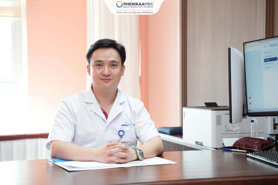 TS. BS Nguyễn Trường Nam trực tiếp thăm khám và điều trị cho chị K.L trước khi chuyển phôi
