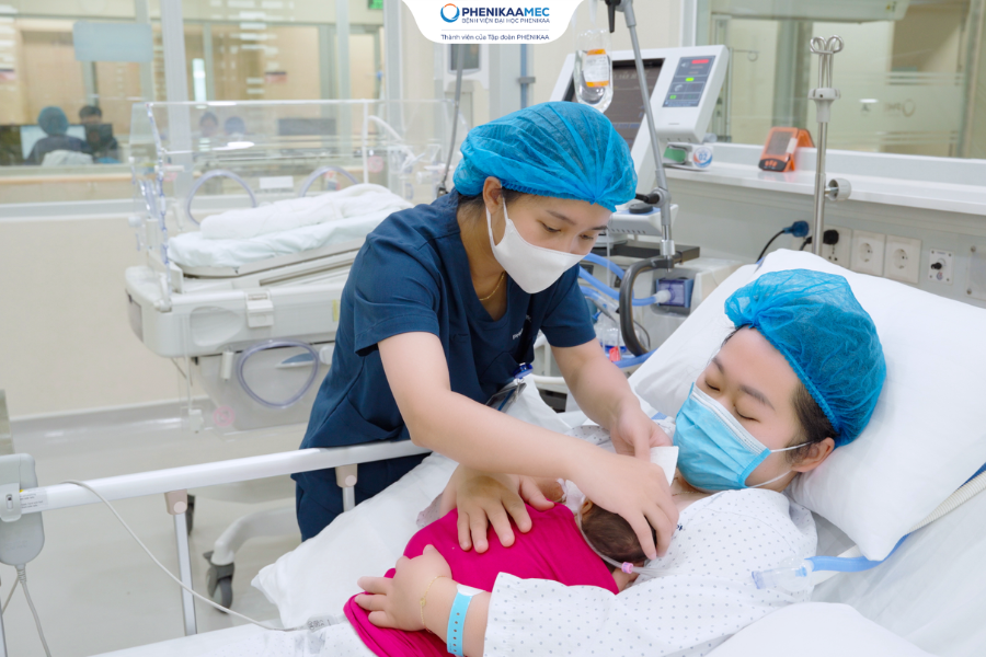 Bác sĩ Sơ sinh hướng dẫn chị K.L thực hiện phương pháp Kangaroo - da kề da với mẹ