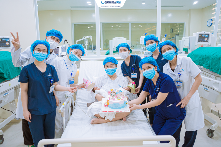 Đội ngũ bác sĩ Sơ sinh tổ chức lễ đầy tháng cho 2 em bé