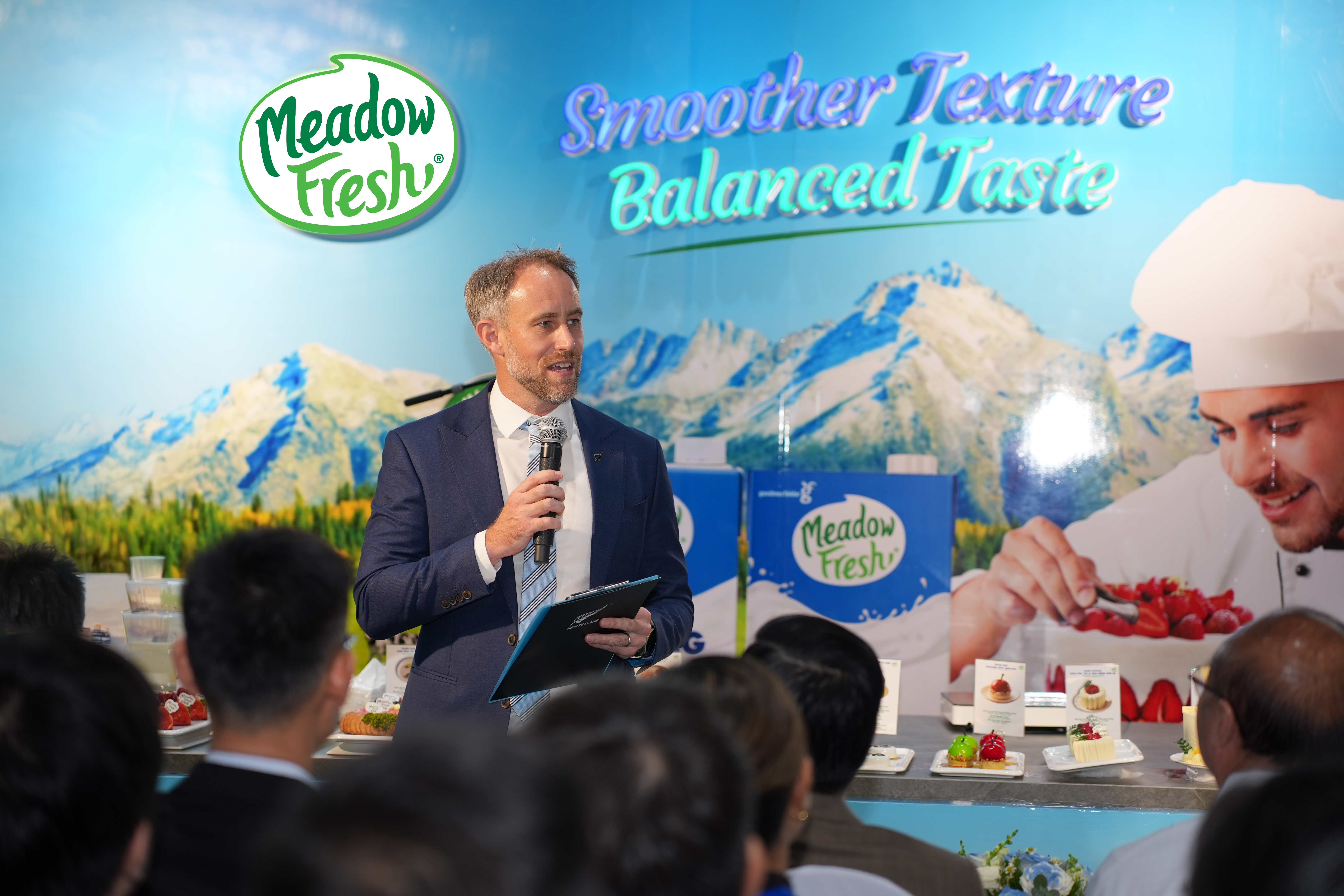 Ông Scott James – Tổng Lãnh sự kiêm Tham tán Thương mại New Zealand tại Việt Nam chia sẻ về những yếu tố làm nên uy tín của ngành sữa New Zealand và giá trị của nguồn nguyên liệu chất lượng cao đối với các sản phẩm từ sữa.