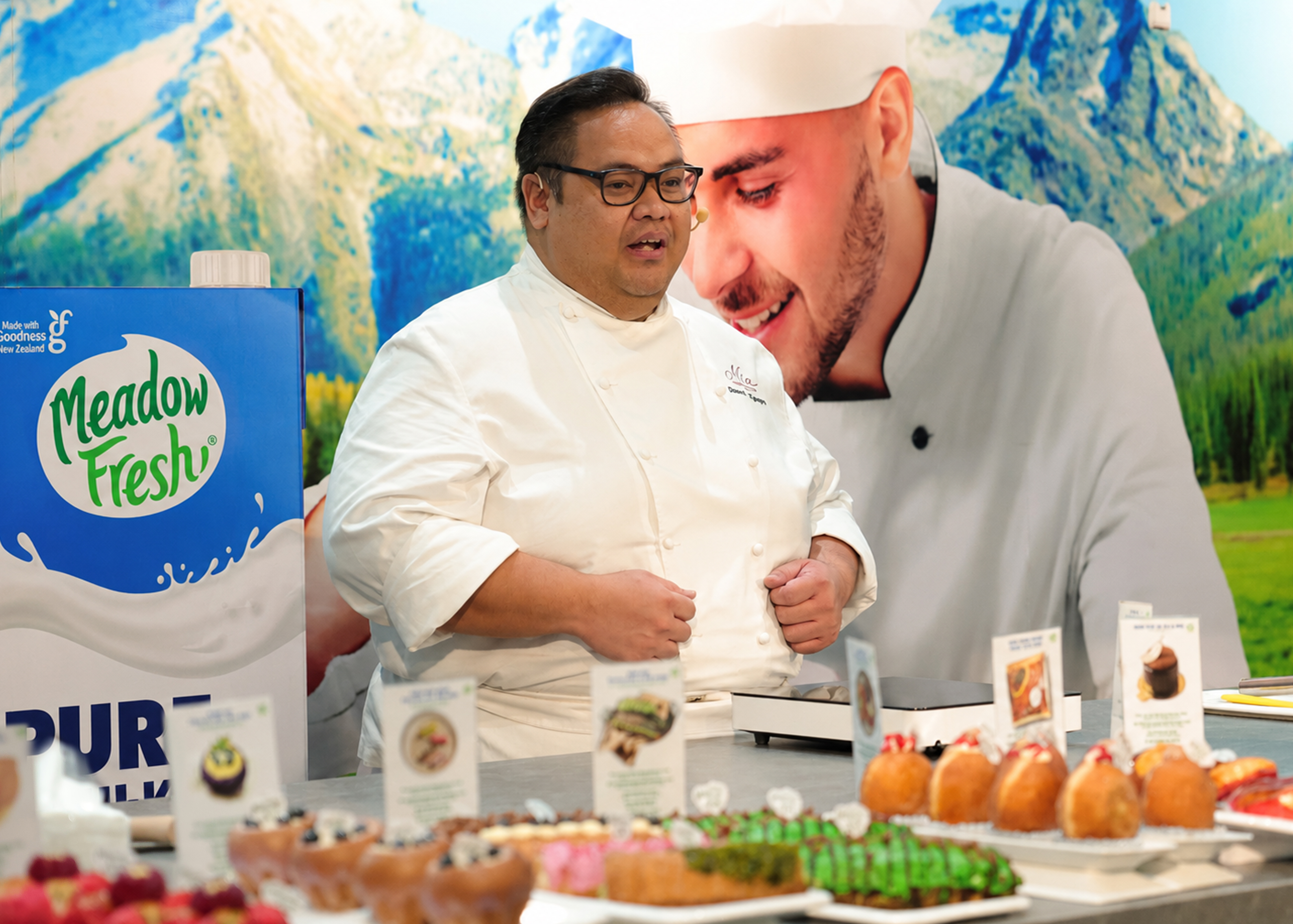 Ông Daniel Nguyễn – Giám đốc Điều hành Khối Vận hành Famp;B và Ẩm thực, Mia Luxury Collection trình diễn kỹ thuật làm bánh và chia sẻ góc nhìn thực tiễn về vai trò của whipping cream Meadow Fresh trong việc tạo nên những thành phẩm chất lượng và sáng tạo