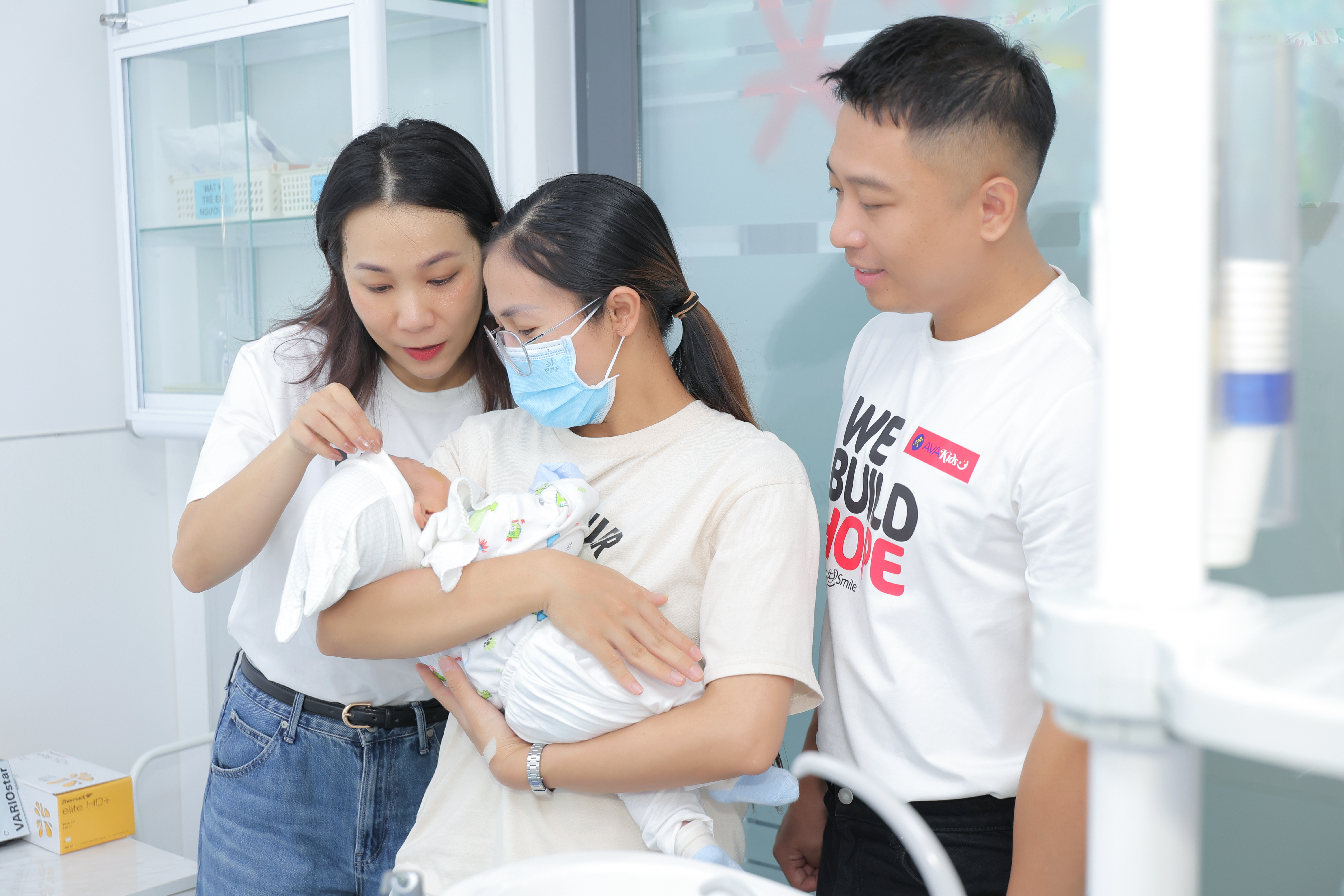 Đại diện AVAKids trực tiếp có mặt tại bệnh viện, giao lưu và cùng chia sẻ niềm vui cho các gia đình trong ngày khởi động giai đoạn mới