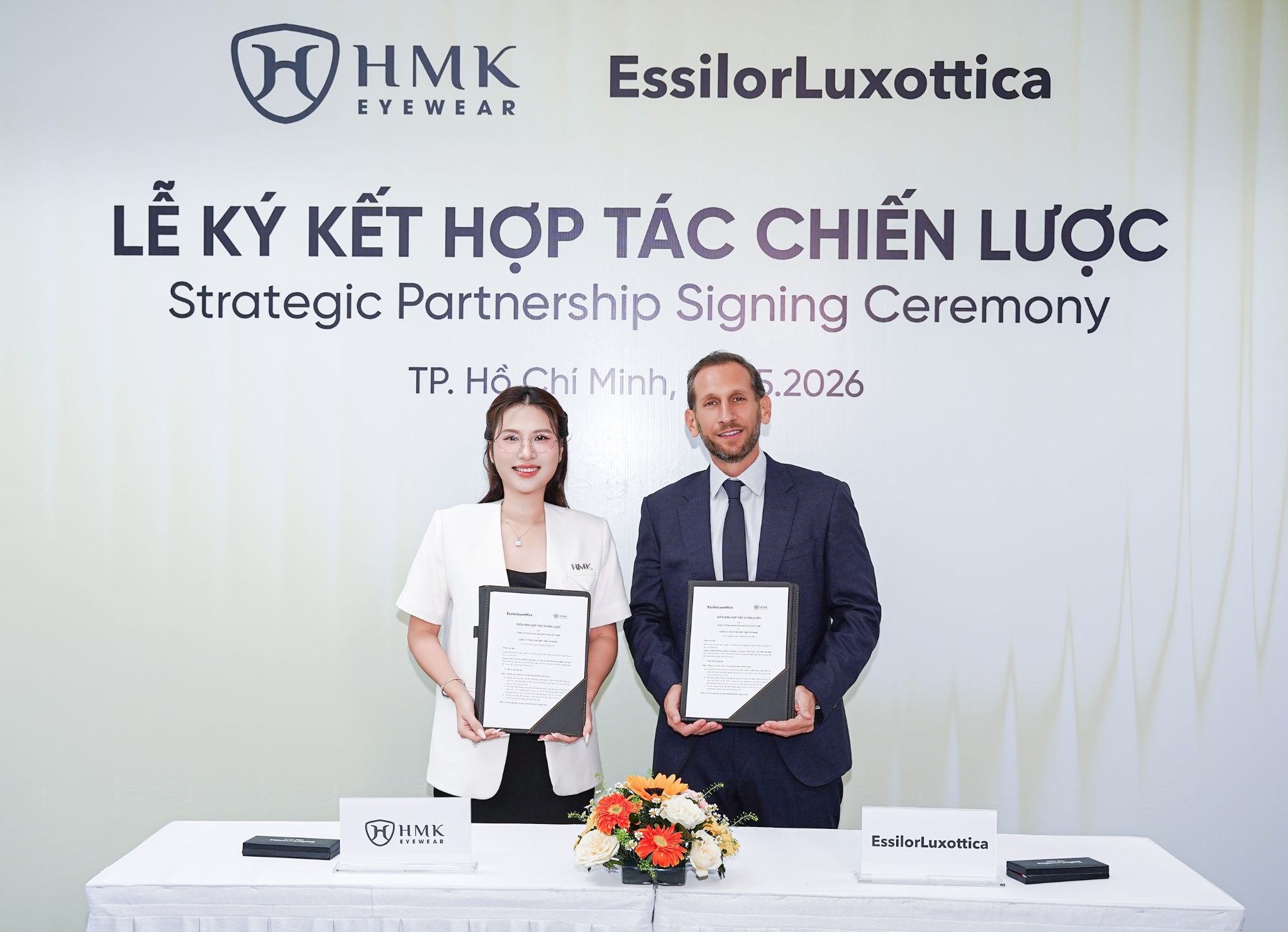 Mr Bakhache Sami - General Director của  EssilorLuxottica Việt Nam và bà Hằng Vũ CEO của HMK Eyewear trong buổi lễ ký kết.