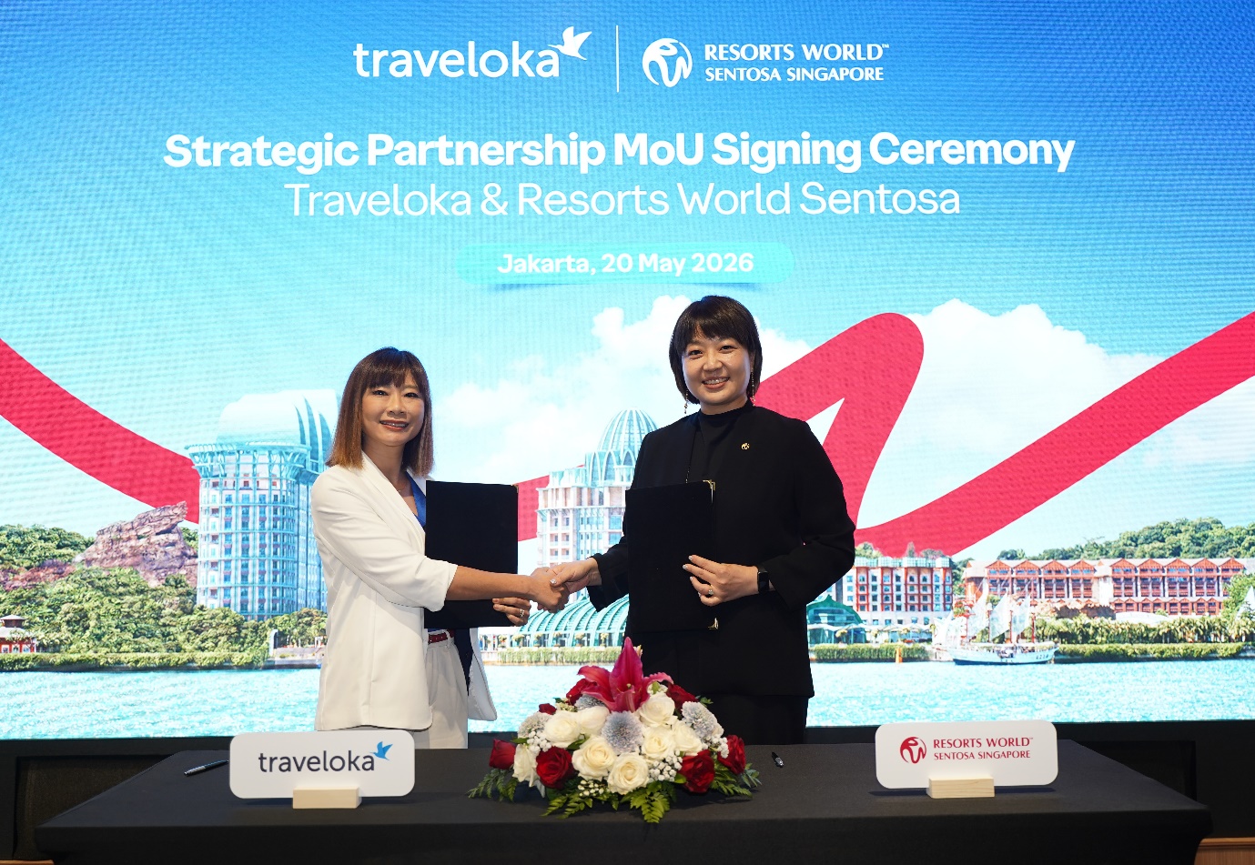 Bà Baidi Li, Phó Chủ tịch Thương mại của Traveloka và bà Jenny Wang, Quyền Phó Chủ tịch Cấp cao phụ trách Kinh doanh amp; Tiếp thị Khu nghỉ dưỡng của Resorts World Sentosa, tại lễ ký kết Biên bản ghi nhớ hợp tác chiến lược (MoU) giữa Traveloka và Resorts World Sentosa. Ảnh: Traveloka.