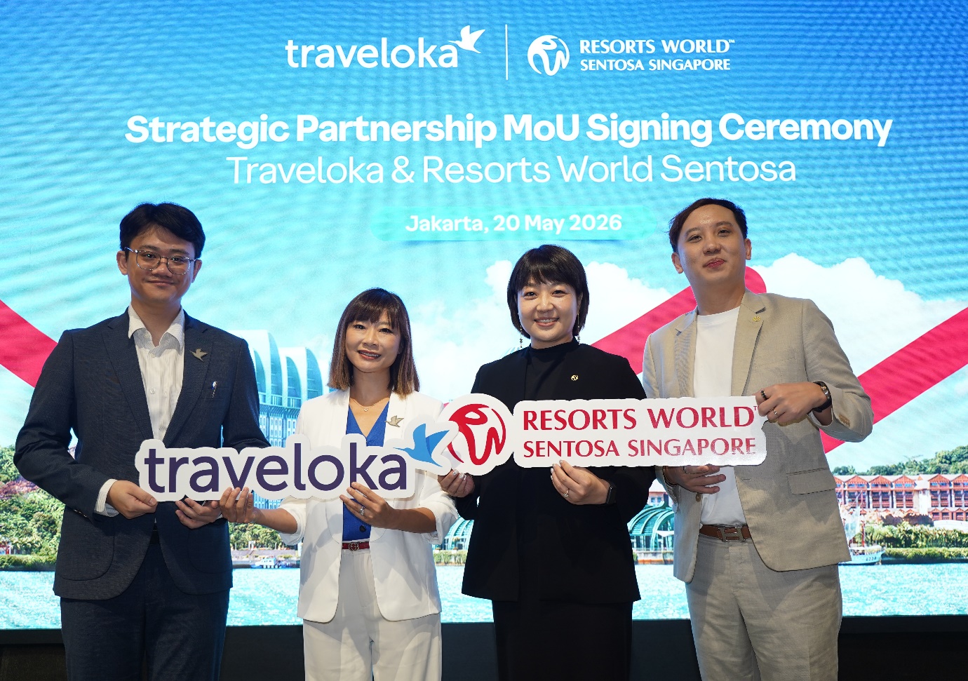 Ông Stefanus Syalom, Giám đốc Thương mại của Traveloka; bà Baidi Li, Phó Chủ tịch Thương mại của Traveloka; bà Jenny Wang, Quyền Phó Chủ tịch Cấp cao phụ trách Kinh doanh amp; Tiếp thị Khu nghỉ dưỡng của Resorts World Sentosa; và ông Clement Tan, Trợ lý Phó Chủ tịch phụ trách Kinh doanh amp; Tiếp thị Khu vực của Resorts World Sentosa. Ảnh: Traveloka.