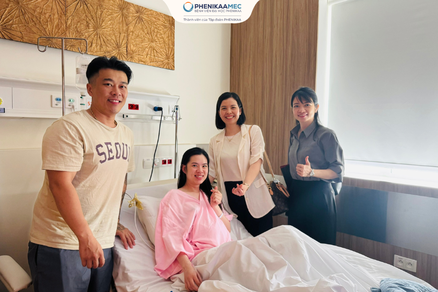 TS. BS Nguyễn Thị Sim trực tiếp bay vào TP. HCM thực hiện ca mổ lấy thai