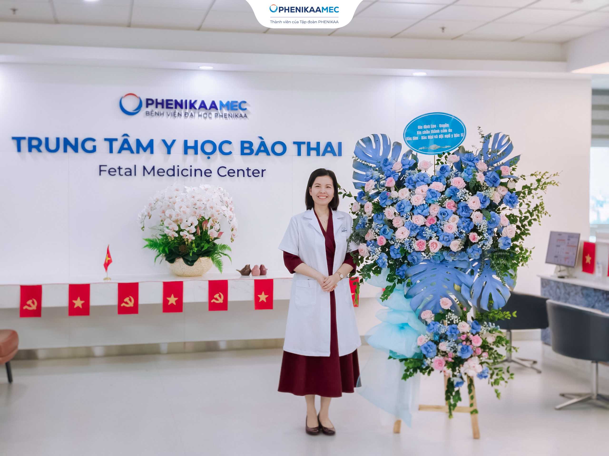 TS. BS Nguyễn Thị Sim bên cạnh lẵng hoa do sản phụ L.N.K.Q gửi tặng và cảm ơn đội ngũ bác sĩ
