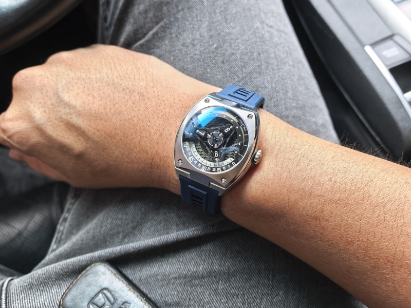 Đồng hồ Atowak Tarantula Sapphire Blue với thiết kế mô phỏng nhện đầy mạnh mẽ