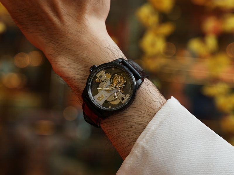 Đồng hồ Peacock Witness với tourbillon lệch tâm và thiết kế sang trọng