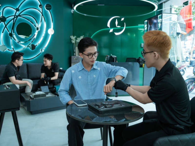 Khách hàng trải nghiệm và được tư vấn chọn đồng hồ tại showroom Quận 1