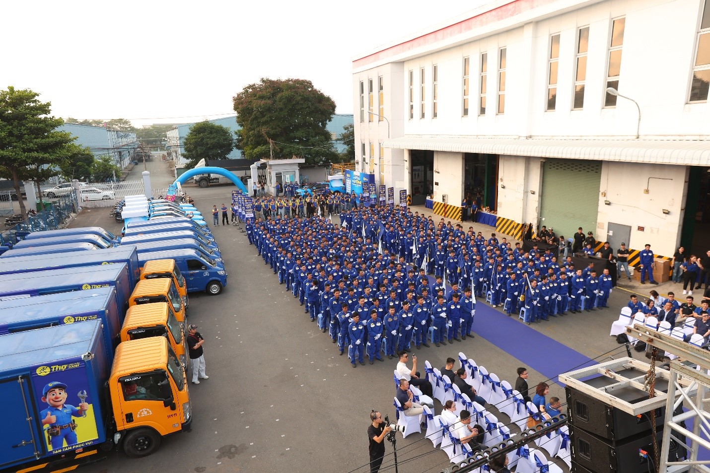 Sự kết hợp giữa lực lượng kỹ thuật tinh nhuệ và hạ tầng vận chuyển hiện đại giúp Điện máy XANH tối ưu hóa mọi quy trình phục vụ khách hàng