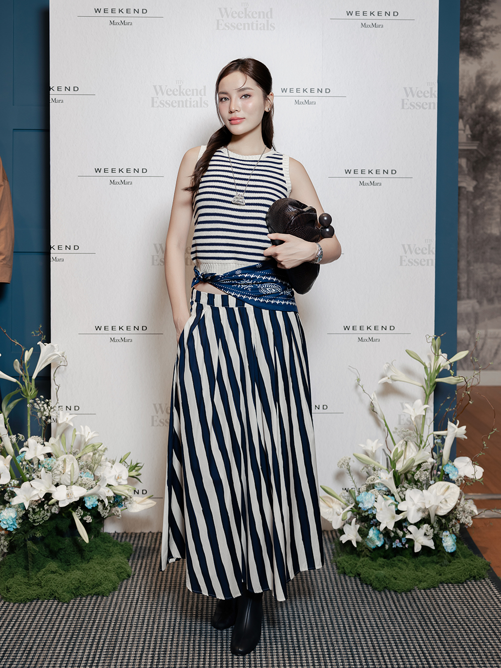 Hoa hậu Kỳ Duyên ghi dấu với thần thái thanh lịch đầy cuốn hút trong thiết kế từ bộ sưu tập My Weekend Essentials, với áo dệt kim Wkdmadia kết hợp cùng chân váy Wkduomo.