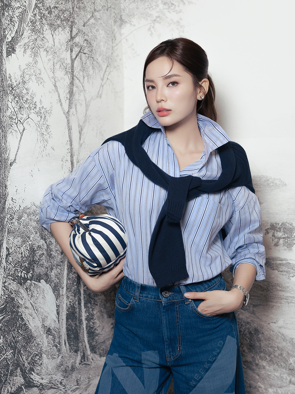 Nàng hậu toát lên vẻ đẹp tinh tế, thanh lịch và đầy bản lĩnh, thể hiện rõ nét tinh thần mà bộ sưu tập hướng đến.