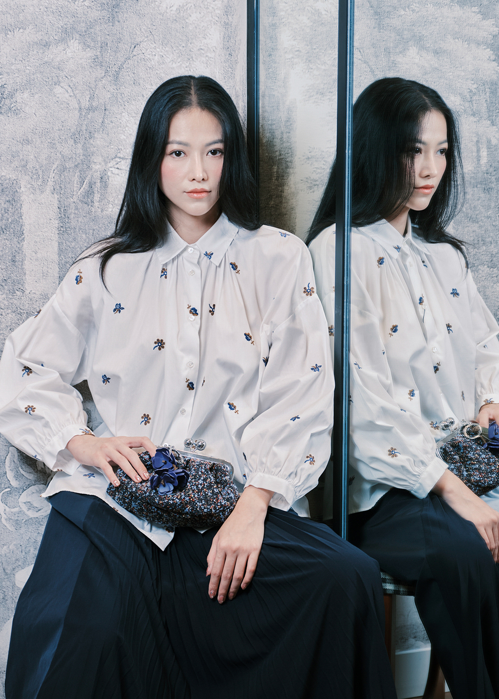 Hoa hậu Phương Khánh toát lên vẻ thanh lịch hiện đại trong thiết kế thuộc bộ sưu tập My Weekend Essentials với áo sơ mi Wkdbutterfly phối cùng chân váy Wkdfolk.