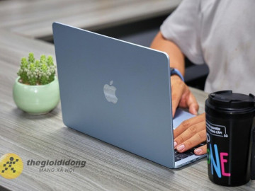 Đừng làm theo, lắp đặt RTX 5090 vào MacBook Air chip M4 để chơi game