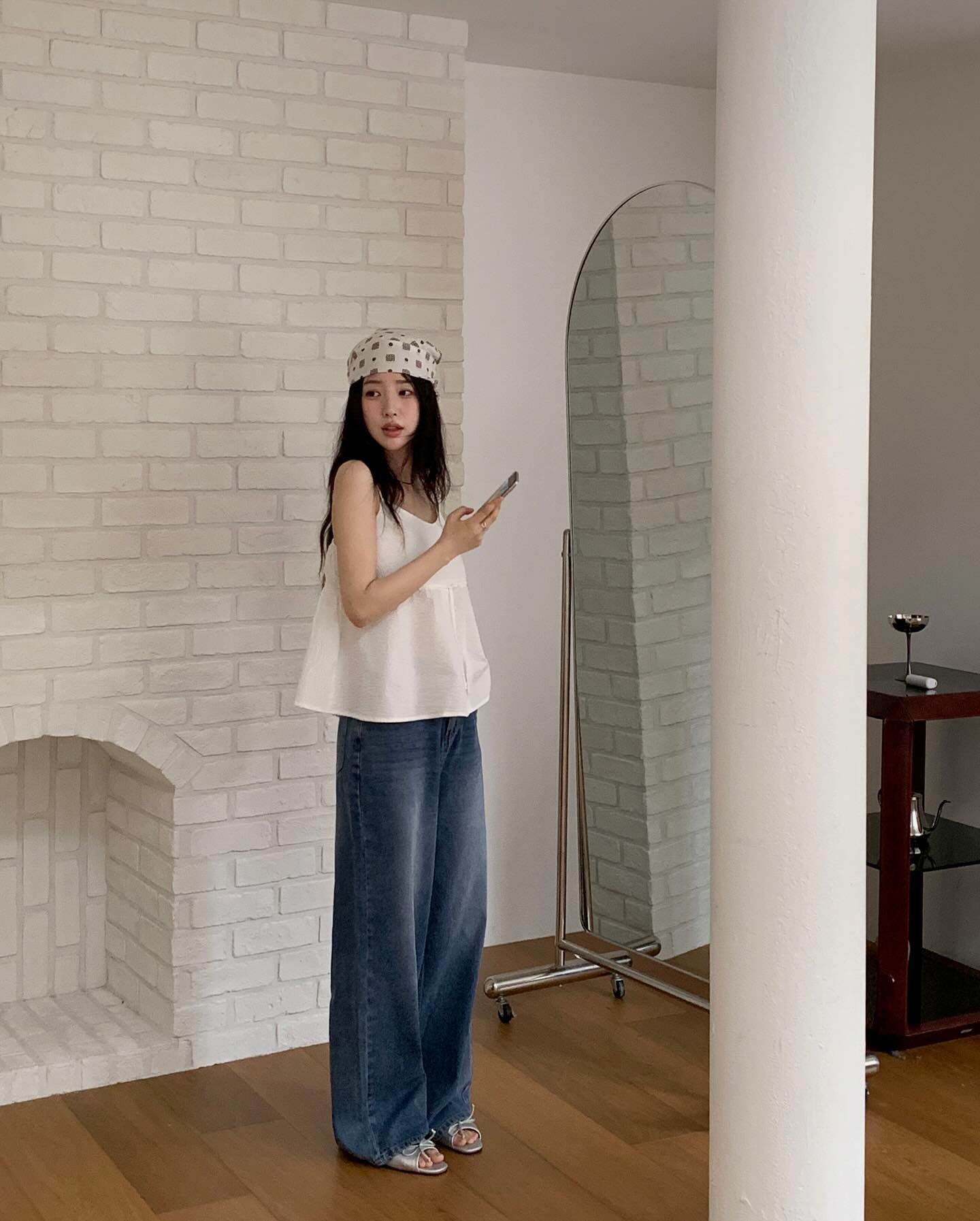 Mùa Hè chỉ cần 2 kiểu quần jeans này: Chị em mặc tôn chân dài miên man, đẹp chấp mọi hoàn cảnh - 1