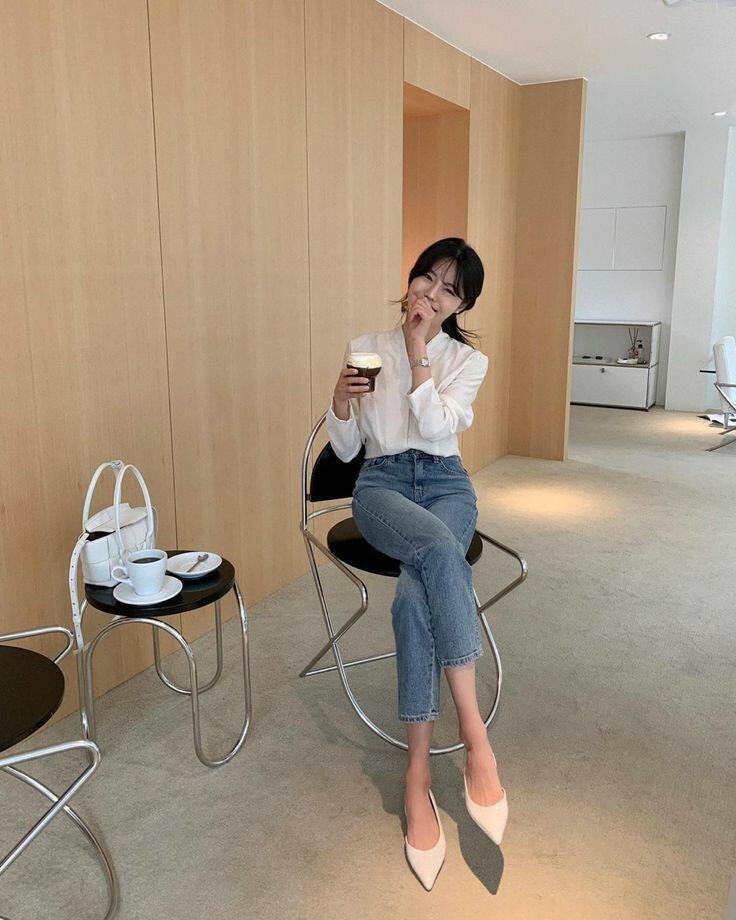 Slingback đế thấp giúp tổng thể trở nên thanh lịch mà vẫn dễ di chuyển. Thiết kế hở gót tạo cảm giác thoáng mát, phù hợp mùa Hè. Đây là kiểu giày phù hợp với môi trường công sở hoặc những dịp cần sự chỉn chu.