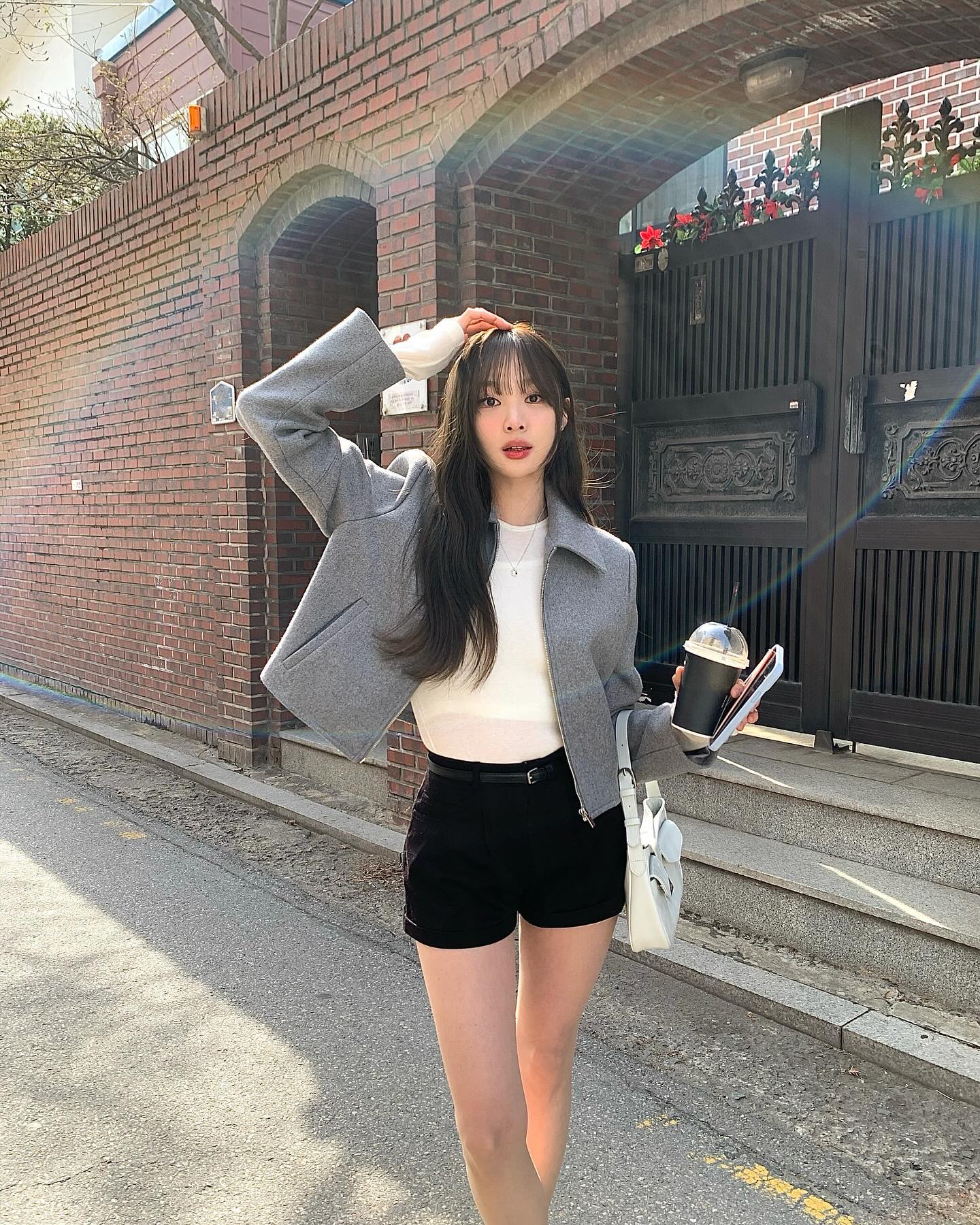 Quần short cạp cao là item lý tưởng để kéo chân trong mùa Hè. Thiết kế ngắn giúp phần chân trông dài hơn, đồng thời mang lại vẻ ngoài trẻ trung, năng động. Khi phối cùng áo gọn gàng, tổng thể vẫn giữ được sự chỉn chu, không bị xuề xòa.