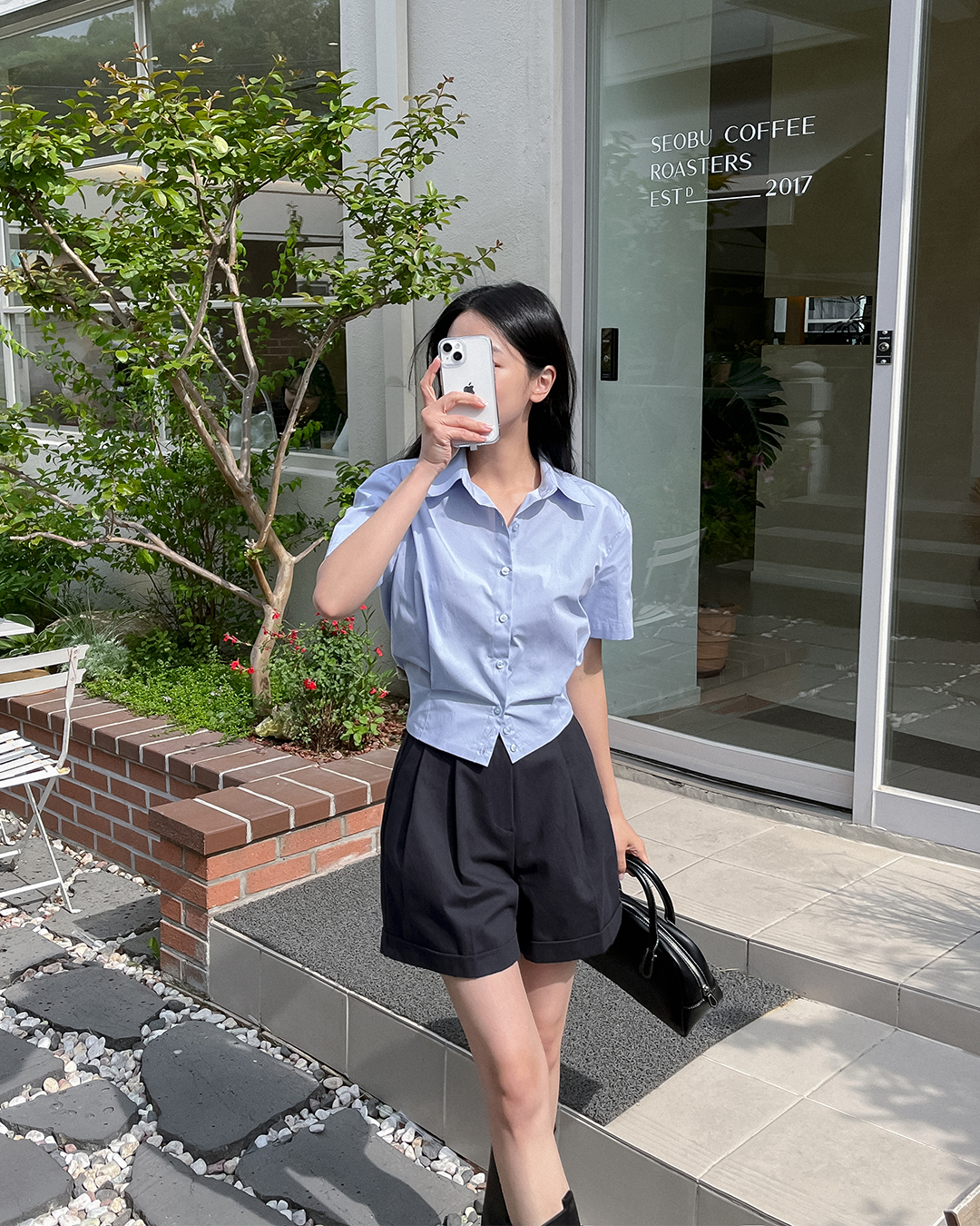 Quần short giúp tạo cảm giác thoải mái và năng động trong mùa Hè. Thiết kế ngắn giúp đôi chân trông dài hơn, đặc biệt khi kết hợp cùng kiểu cạp cao. Dễ phối với nhiều loại áo, đây là item quen thuộc trong những ngày cần sự tiện lợi.