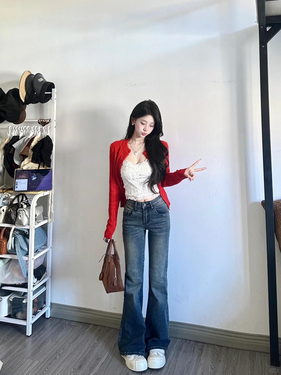 Quần ống loe cạp cao giúp nâng eo, kéo dài chân rõ rệt nhờ thiết kế ôm trên, loe dưới. Khi chọn độ dài phủ nhẹ giày, hiệu ứng chân dài càng rõ. Kết hợp cùng áo dáng gọn sẽ giúp tổng thể cân đối, tôn dáng hiệu quả hơn.