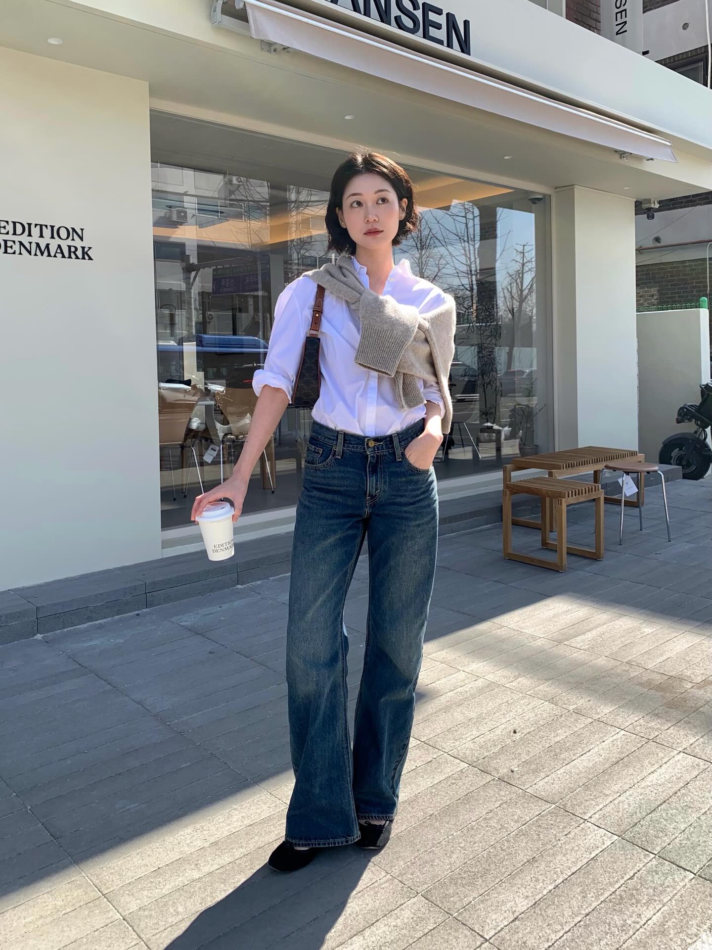 Mùa Hè chỉ cần 2 kiểu quần jeans này: Chị em mặc tôn chân dài miên man, đẹp chấp mọi hoàn cảnh - 2