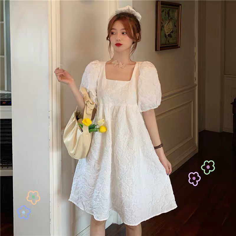 Váy babydoll có thiết kế rộng rãi, giúp tạo cảm giác thoải mái trong mùa Hè. Phom dáng xòe nhẹ giúp che vòng hai và mang lại vẻ ngoài trẻ trung. Đây là lựa chọn phù hợp cho những ngày cần sự đơn giản nhưng vẫn muốn trông gọn gàng, dễ thương.