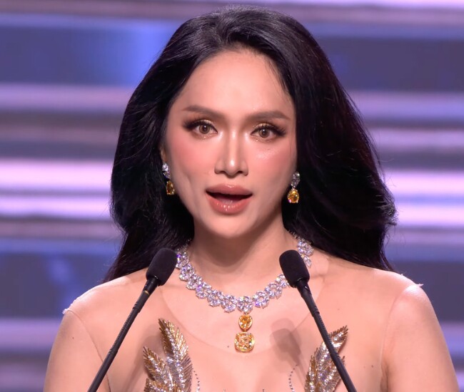 Hương Giang trả lời lưu loát bằng tiếng Anh trong phần thi ứng xử Top 3 MGI All Stars.