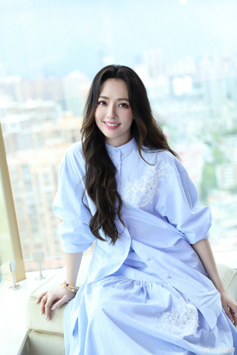 Để giảm lượng calo nạp vào cơ thể, cô thường thay cơm trắng bằng cháo trắng. Cháo chứa nhiều nước nên có mật độ năng lượng thấp hơn cơm, giúp tạo cảm giác no mà không tiêu thụ quá nhiều calo, đồng thời hỗ trợ tiêu hóa tốt hơn.