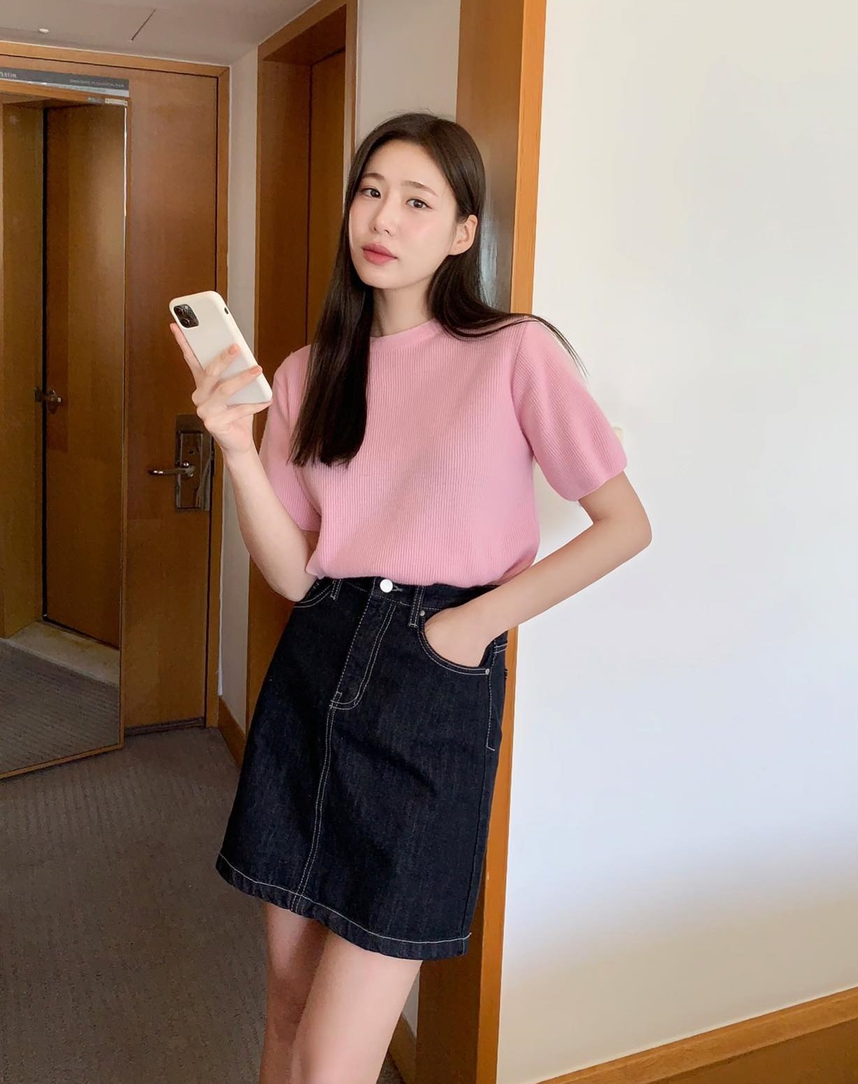 Chân váy ngắn giúp ăn gian chiều cao hiệu quả nhờ thiết kế trên gối, tạo cảm giác chân dài hơn. Dáng váy chữ A hoặc ôm nhẹ còn giúp tôn eo, cân đối tỷ lệ cơ thể. Khi phối cùng áo gọn gàng và giày tối giản, tổng thể trông thanh thoát hơn.