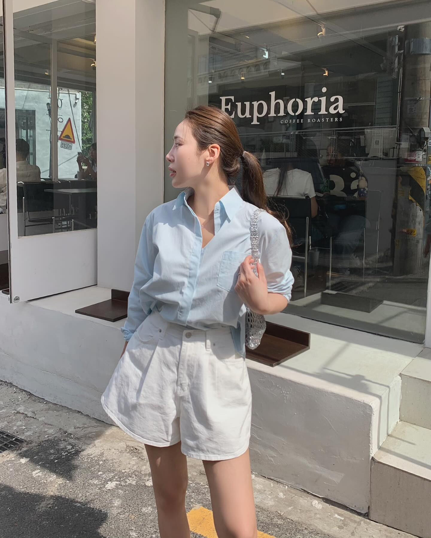 Áo sơ mi là item dễ mặc trong mùa Hè nếu chọn chất liệu mỏng nhẹ. Khi phối cùng quần short hoặc chân váy, tổng thể trở nên trẻ trung hơn. Bạn có thể sơ vin hoặc buộc vạt để tạo điểm nhấn, giúp outfit trông gọn gàng và có gu.