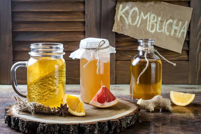 Kombucha là trà lên men có vị chua nhẹ, chứa nhiều lợi khuẩn và chất chống oxy hóa. Loại nước này thường được lựa chọn để thay thế nước ngọt có gas nhờ lượng calo thấp hơn. Uống lạnh vào mùa hè còn giúp cơ thể cảm thấy mát mẻ và dễ chịu hơn.