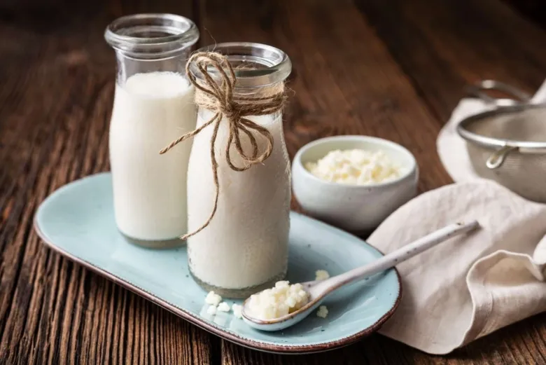 Kefir là loại sữa lên men giàu probiotic, hỗ trợ hệ tiêu hóa hoạt động hiệu quả hơn. Thức uống này còn tạo cảm giác no lâu nhờ hàm lượng protein khá cao. Khi dùng lạnh vào mùa hè, kefir mang lại cảm giác dễ uống, đồng thời hỗ trợ duy trì vóc dáng gọn gàng hơn.