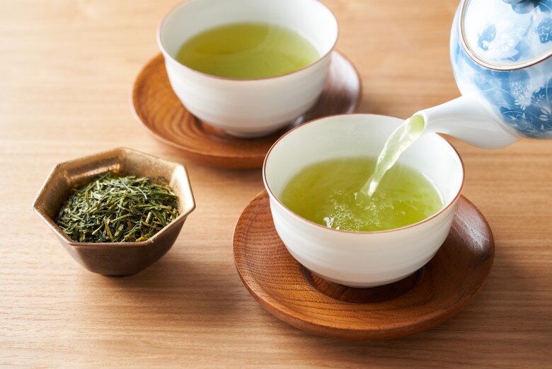 Trà xanh nổi tiếng nhờ chứa catechin - chất chống oxy hóa hỗ trợ quá trình trao đổi chất và đốt cháy năng lượng. Khi uống không đường, trà xanh vừa giúp giải nhiệt vừa hỗ trợ kiểm soát cân nặng, đồng thời góp phần giúp làn da trông tươi tắn hơn.