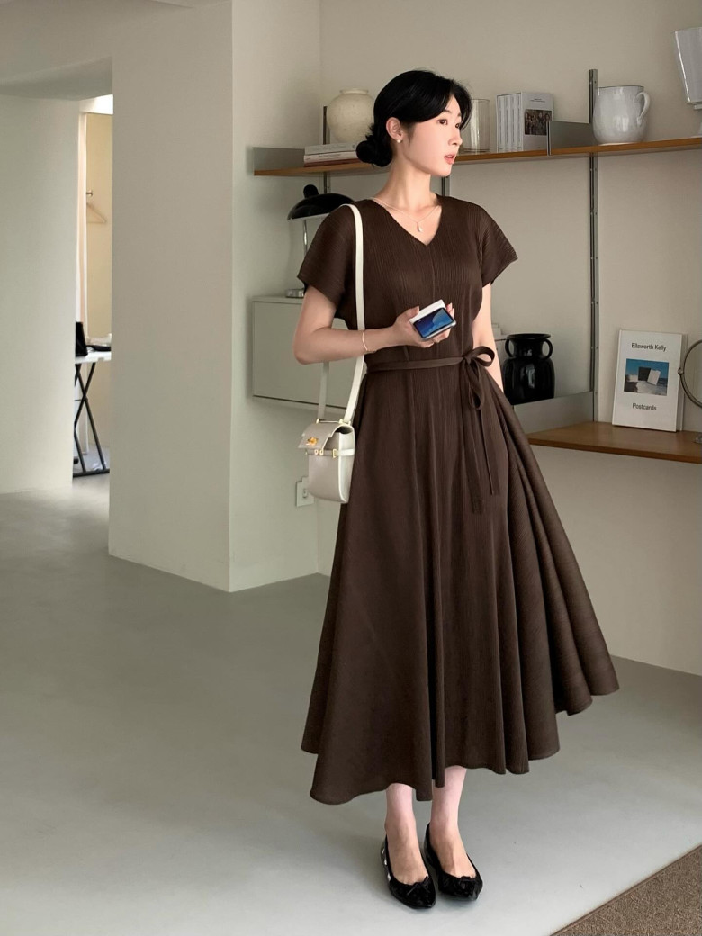 Váy liền nhấn eo giúp vóc dáng trông cân đối và gọn gàng hơn. Thiết kế tối giản nhưng vẫn đủ tinh tế để tạo vẻ ngoài thanh lịch nơi công sở.