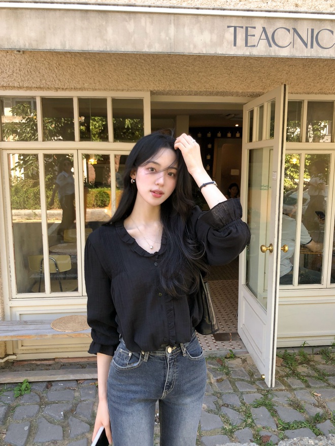 Áo blouse phối cùng quần jeans giúp tổng thể trẻ trung hơn nhưng vẫn giữ được nét thanh lịch. Đây là lựa chọn phù hợp cho những ngày muốn mặc thoải mái.