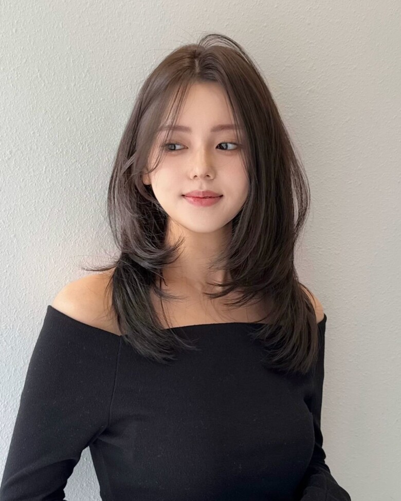 Tóc ngang vai rẽ ngôi lệch giúp tạo độ phồng tự nhiên, khiến mái tóc trông dày và bồng bềnh hơn. Kiểu tóc này còn giúp gương mặt cân đối, thanh thoát hơn, đặc biệt phù hợp với tóc mỏng hoặc mặt tròn.