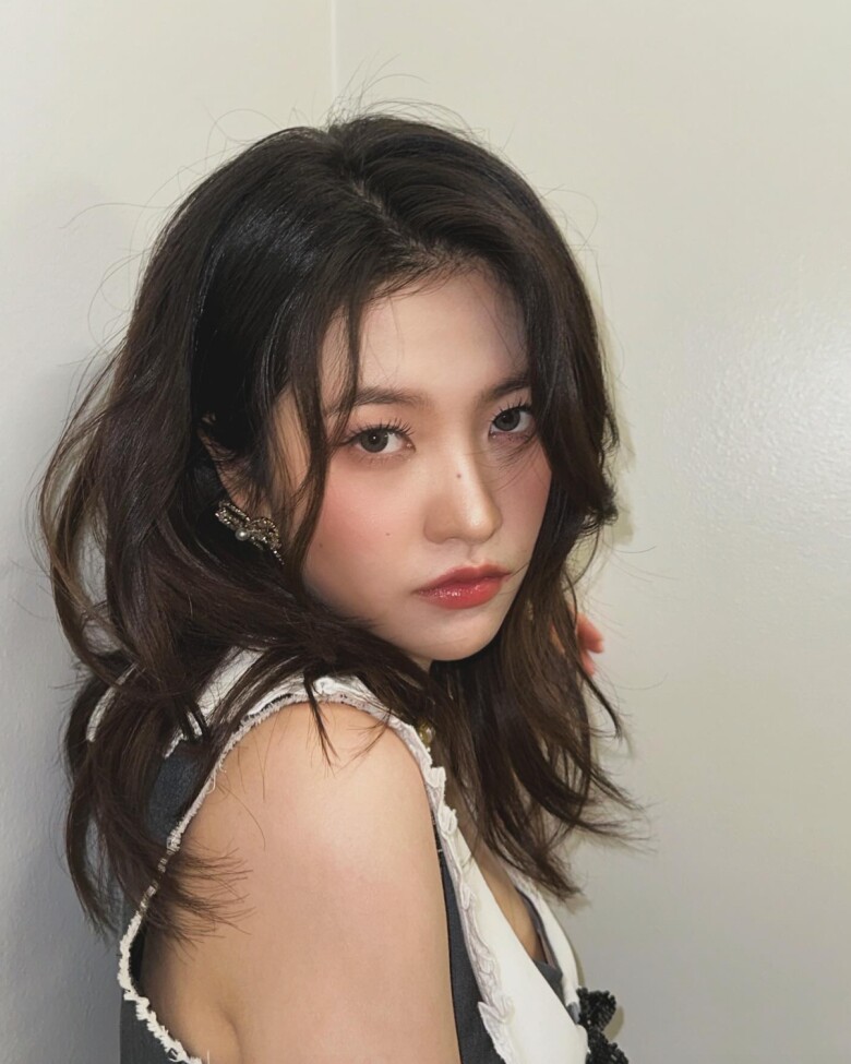 Tóc ngang vai messy với hiệu ứng rối nhẹ giúp mái tóc trông dày và sống động hơn. Kiểu tóc này mang lại vẻ ngoài trẻ trung, phóng khoáng, không cần tạo kiểu cầu kỳ nhưng vẫn giúp tổng thể trở nên cuốn hút hơn.