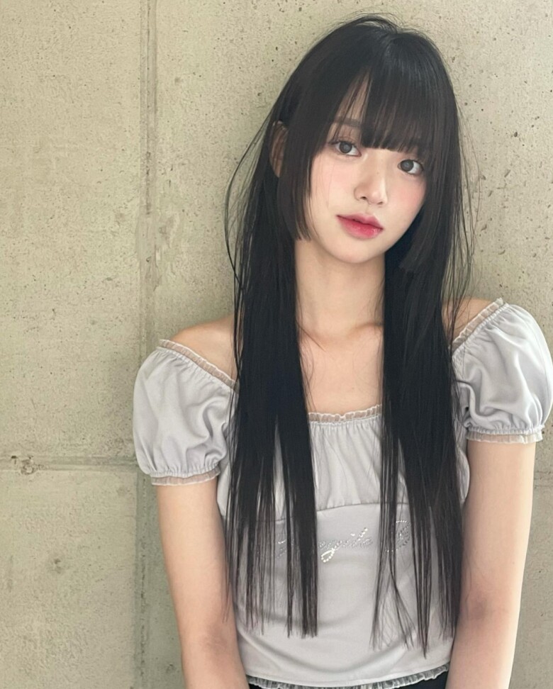 Tóc Hime mái bằng nổi bật với phần tóc mai cắt ngang má, tạo điểm nhấn cá tính. Kiểu tóc giúp gương mặt sắc nét và đậm chất thời trang.